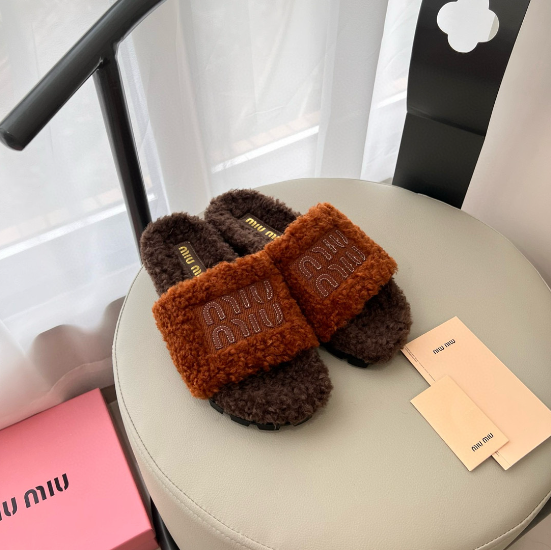 WOMANS FOOTWEAR