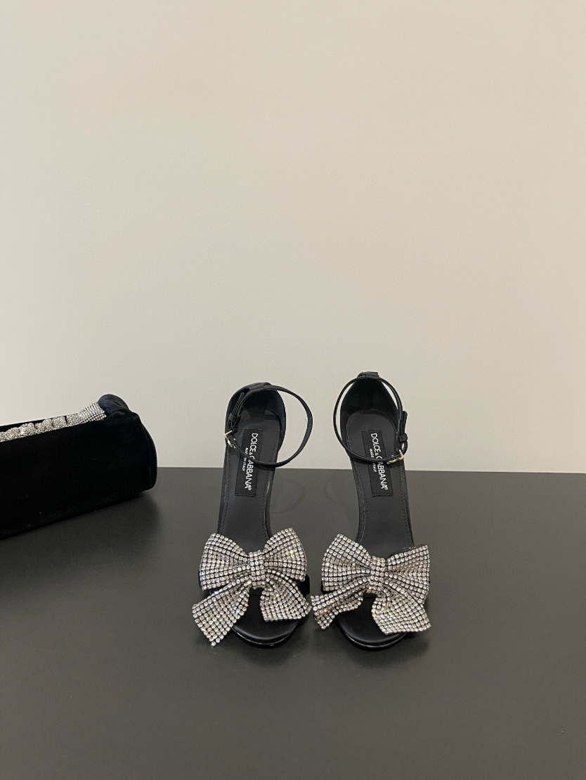 WOMANS FOOTWEAR