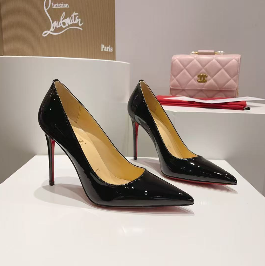 WOMANS FOOTWEAR