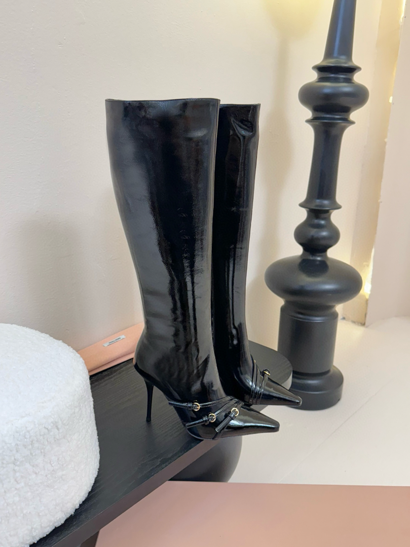 WOMANS FOOTWEAR